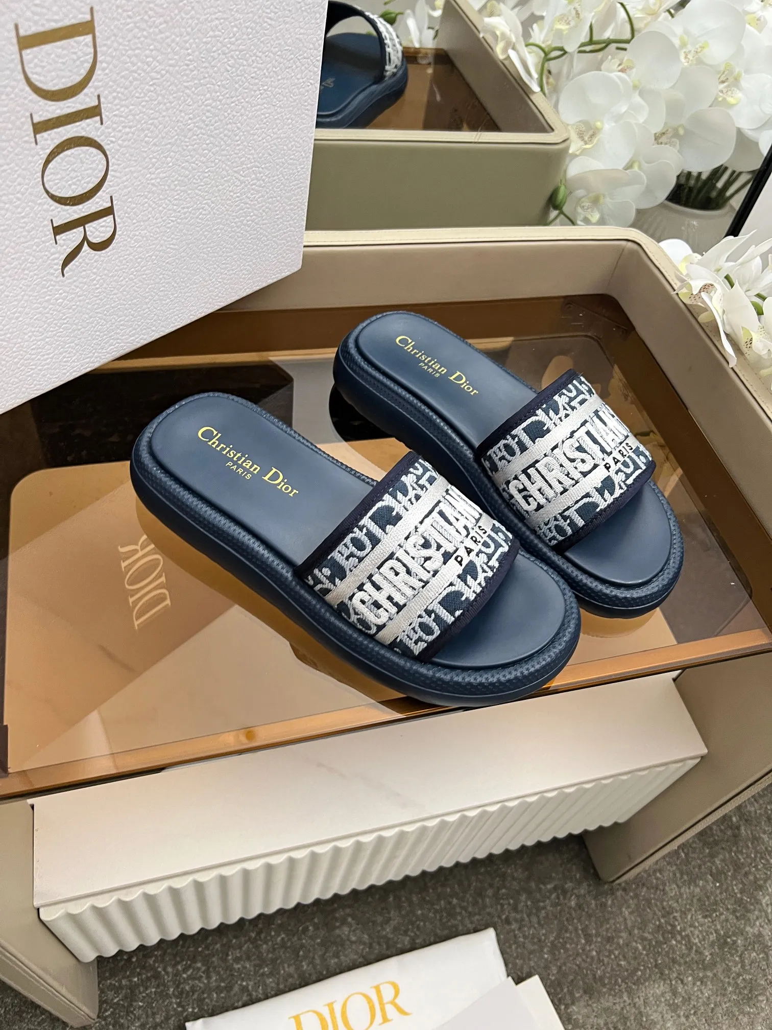 👟👟Ex-factory price 420👟👟 Dior high version slippers, 👏👏2025 new classic model 🔥Purchasing level qualityHigh-end thick-soled slippers in foreign countersHigh version with rust style💋———————————— Upper➕Inner: Original customized special electric embroidery material, Sole: Original mold 1.1 (lightweight) Bottom thickness: heel 5cm, forefoot 3cm, size 35-40 (with full set of packaging, cloth bag handbag, card instructions). You are welcome to place an order in advance, first come first served. Win-win cooperation.